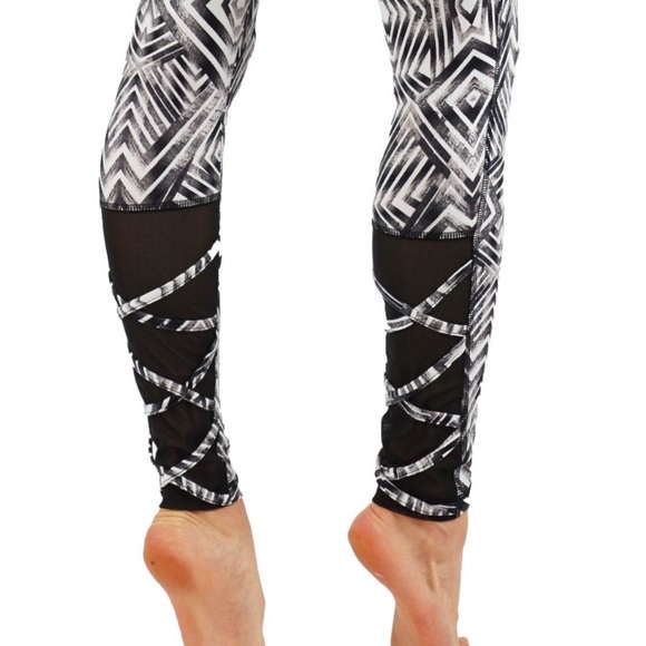 NWT Super Soft Black & White Leggings with Mesh & Crisscross Straps SIZE M - Picture 3 of 10
